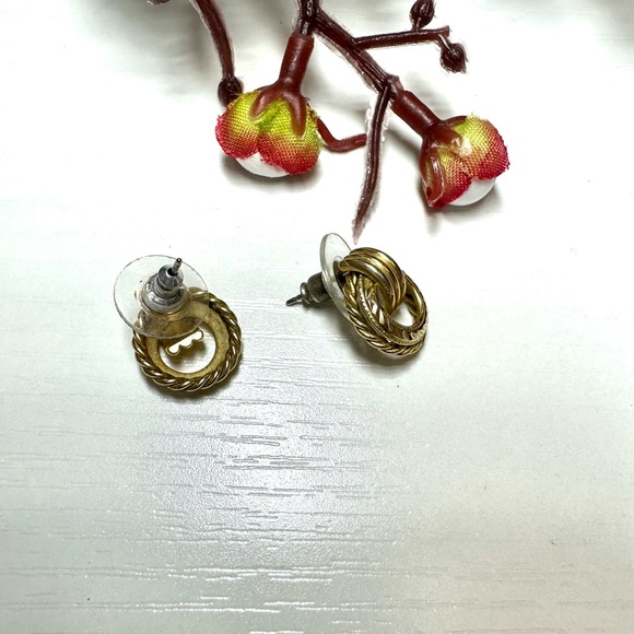 twist up stud earrings - Picture 5 of 6